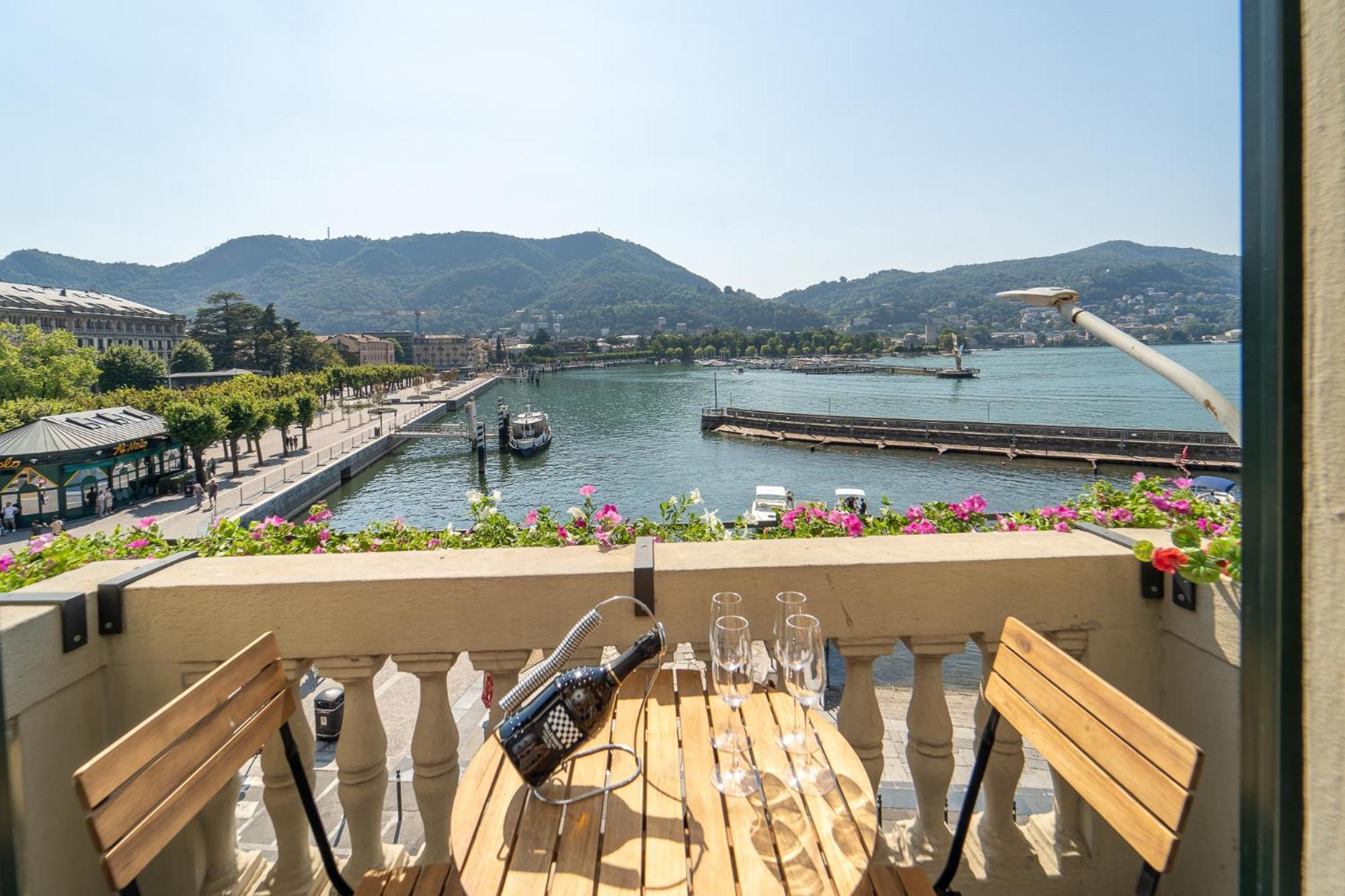 Appartamento Esclusivo Fronte Lago, In Centro A Como Con Garage Exterior foto