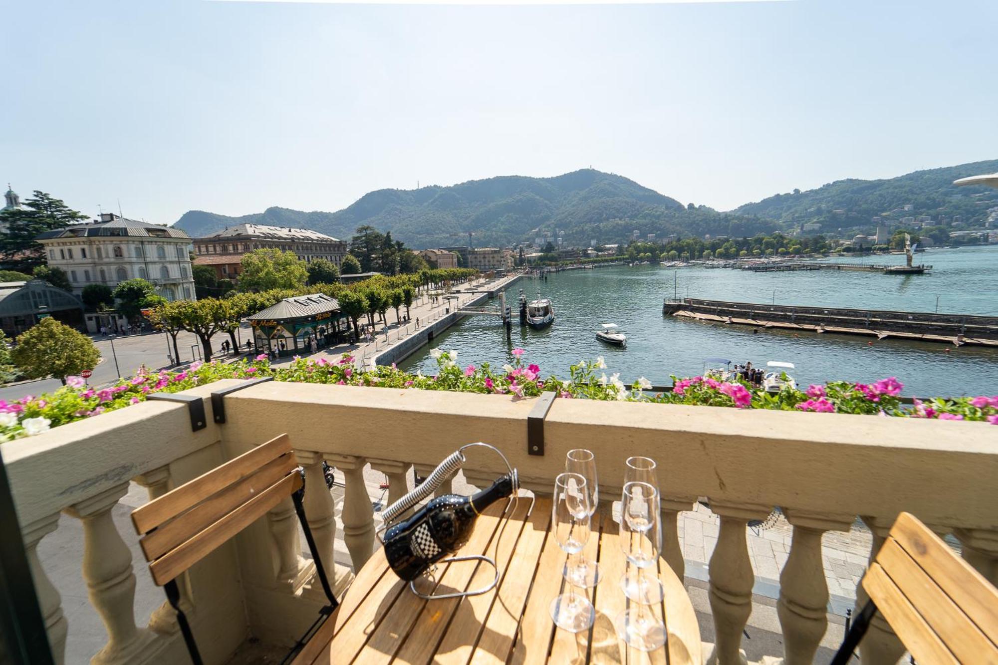 Appartamento Esclusivo Fronte Lago, In Centro A Como Con Garage Exterior foto
